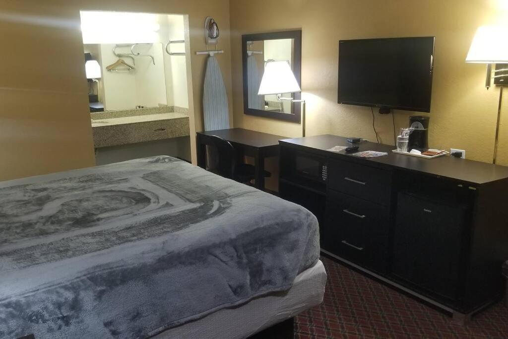 2 Queen Beds 208 Wi-fi Apartment *